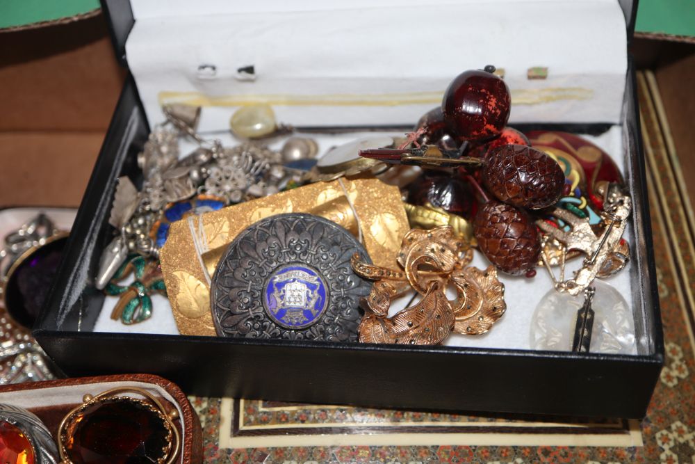 A mixed quantity of assorted costume jewellery including some white metal.